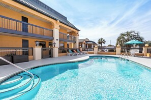 حمّام سباحة خارجي موسمي