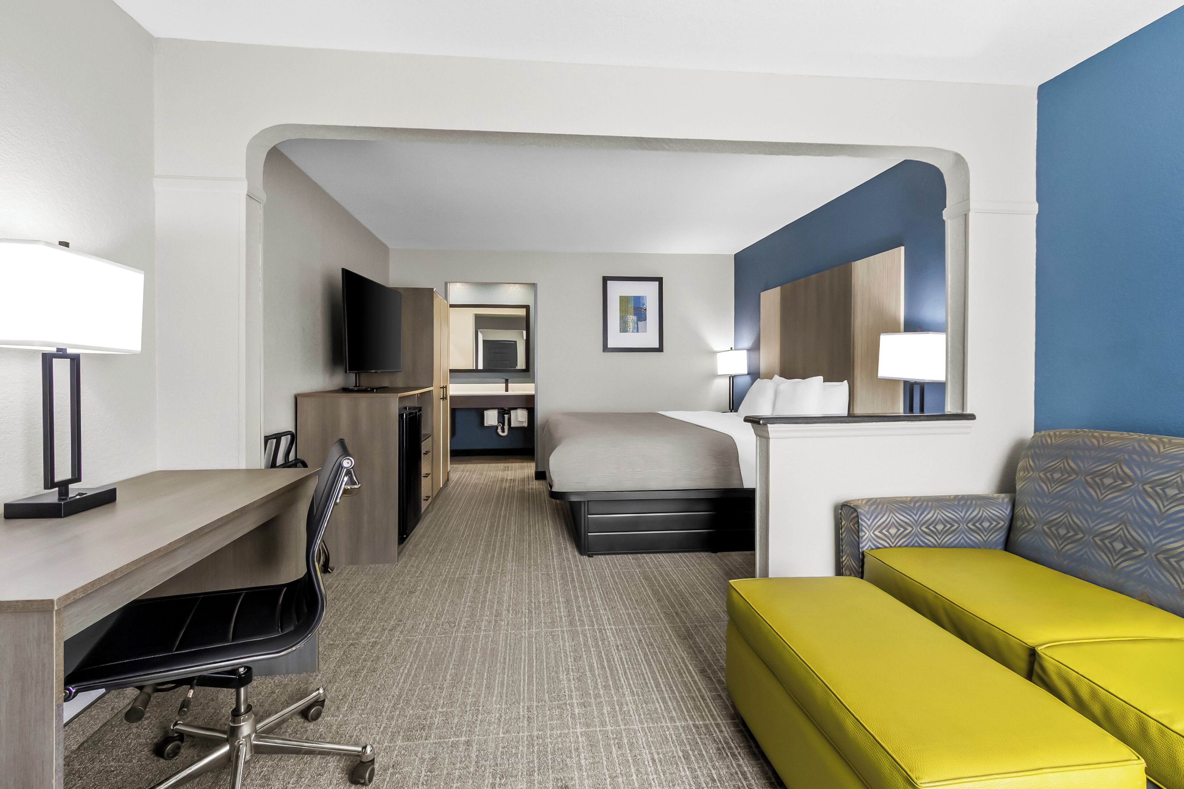 Roupas de cama premium, cofres nos quartos, escrivaninha