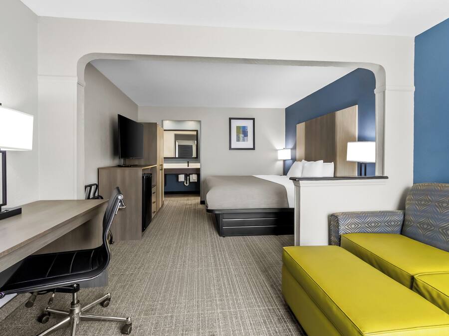 Luxe beddengoed, een kluis op de kamer, een bureau