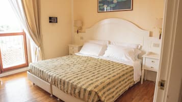 Minibar, coffres-forts dans les chambres, bureau, rideaux occultants