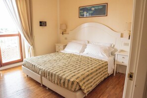 Minibar, caja fuerte, escritorio y cortinas opacas