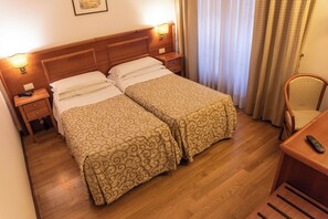 Basic Room | Minibar, in-room safe, desk, blackout drapes
