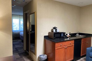 1 bedroom, premium bedding, down comforters, desk