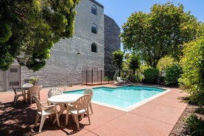 Piscina externa, espreguiçadeiras