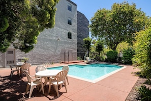 Piscina externa, espreguiçadeiras