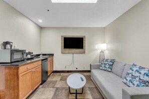 Flat-screen TV - Wyndham Garden Newark/Fremont Silicon Valley (Newark)