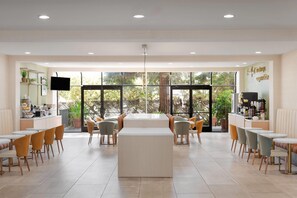Café da manhã com buffet grátis todos os dias