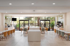 Café da manhã com buffet grátis todos os dias