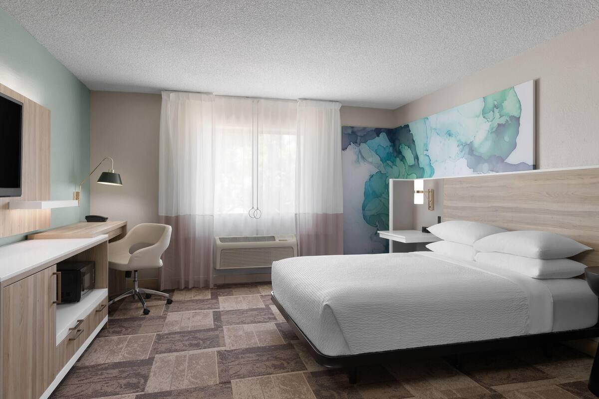 Zimmer, 1 Queen-Bett, barrierefrei, Nichtraucher | 1 Schlafzimmer, hochwertige Bettwaren, Daunenbettdecken, Schreibtisch
