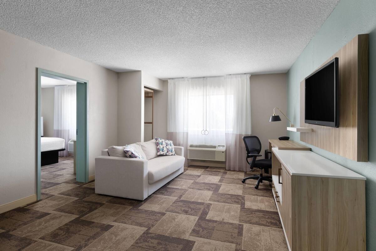 Suite, 1 King-Bett, barrierefrei, Nichtraucher (1 King Bed) | 1 Schlafzimmer, hochwertige Bettwaren, Daunenbettdecken, Schreibtisch