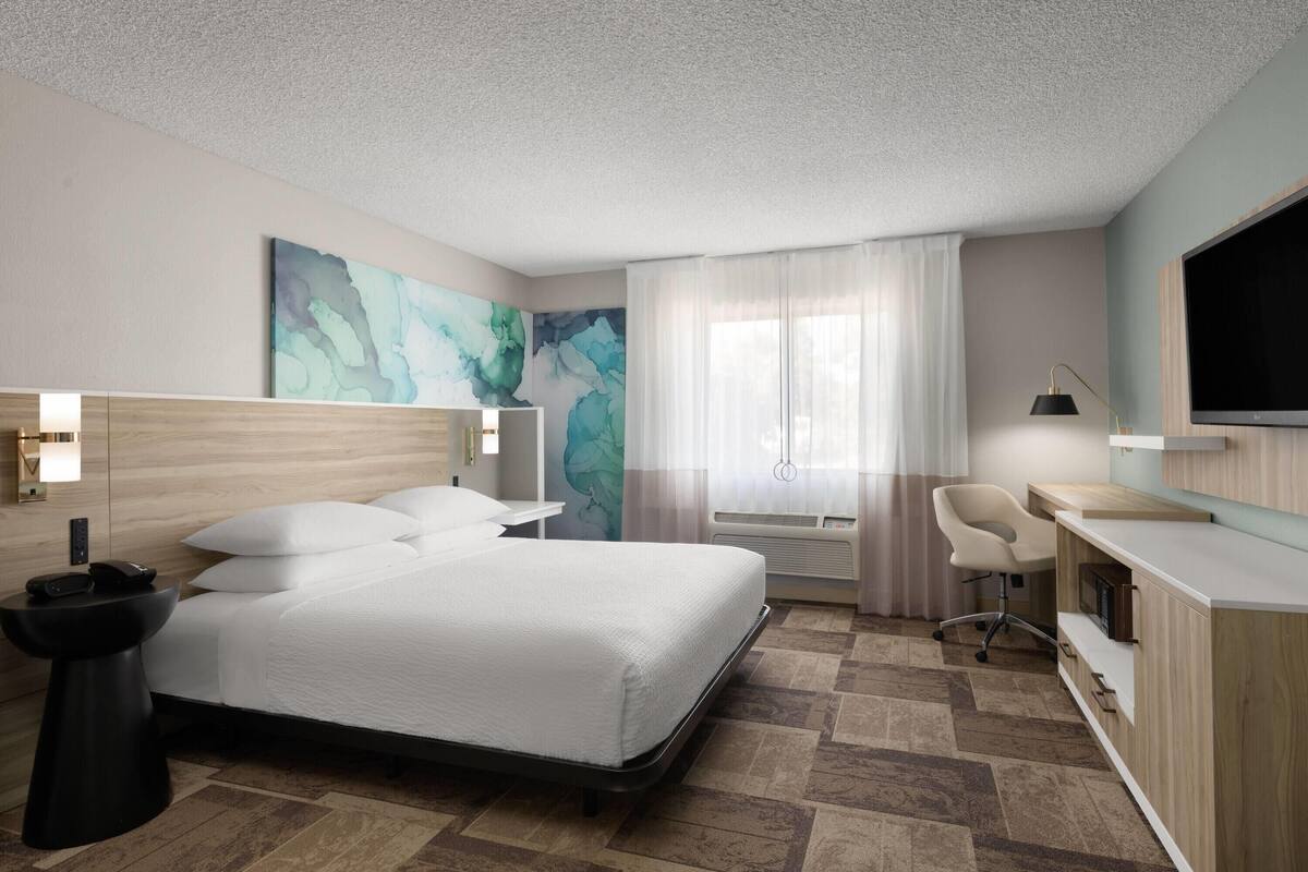 Zimmer, 1 King-Bett, barrierefrei, Nichtraucher | 1 Schlafzimmer, hochwertige Bettwaren, Daunenbettdecken, Schreibtisch