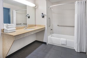Habitació estàndard, 1 llit de matrimoni gran, accessible, no fumadors | Bany | Articles de tocador gratuïts, assecador de cabells i tovalloles