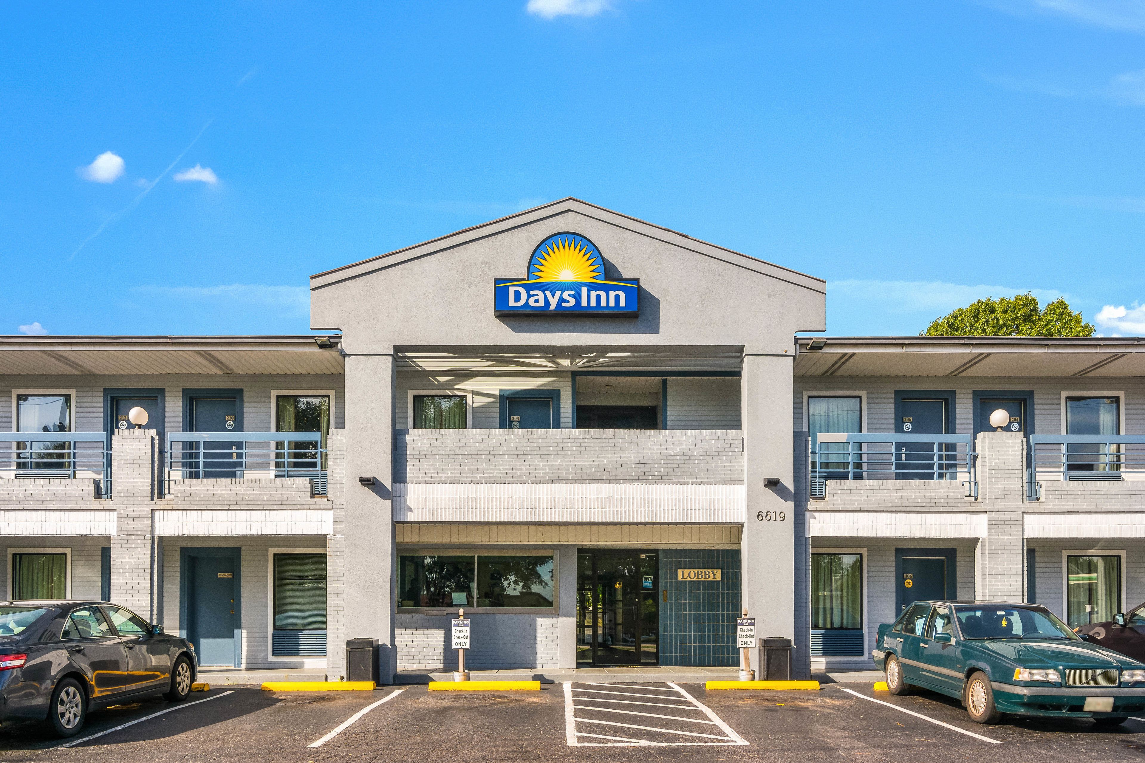 Un bâtiment de la chaîne Days Inn, avec un ciel bleu dégagé.