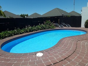 Seasonal outdoor pool, pool umbrellas, pool loungers - Sundowner Motel (Blenheim)