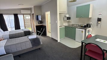 Queen Studio | Private kitchenette