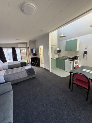 Queen Studio | Private kitchenette