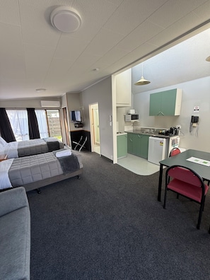 Queen Studio | Private kitchenette | Mini-fridge, microwave, stovetop, coffee/tea maker