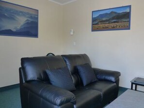 Laptop workspace, blackout drapes, iron/ironing board, free WiFi - Sundowner Motel (Blenheim)