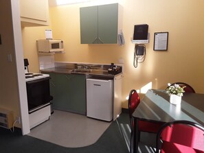 Appartement, 1 chambre (Spa) | Cuisine privée | Mini réfrigérateur, micro-ondes, plaque de cuisson, cafetière/bouilloire