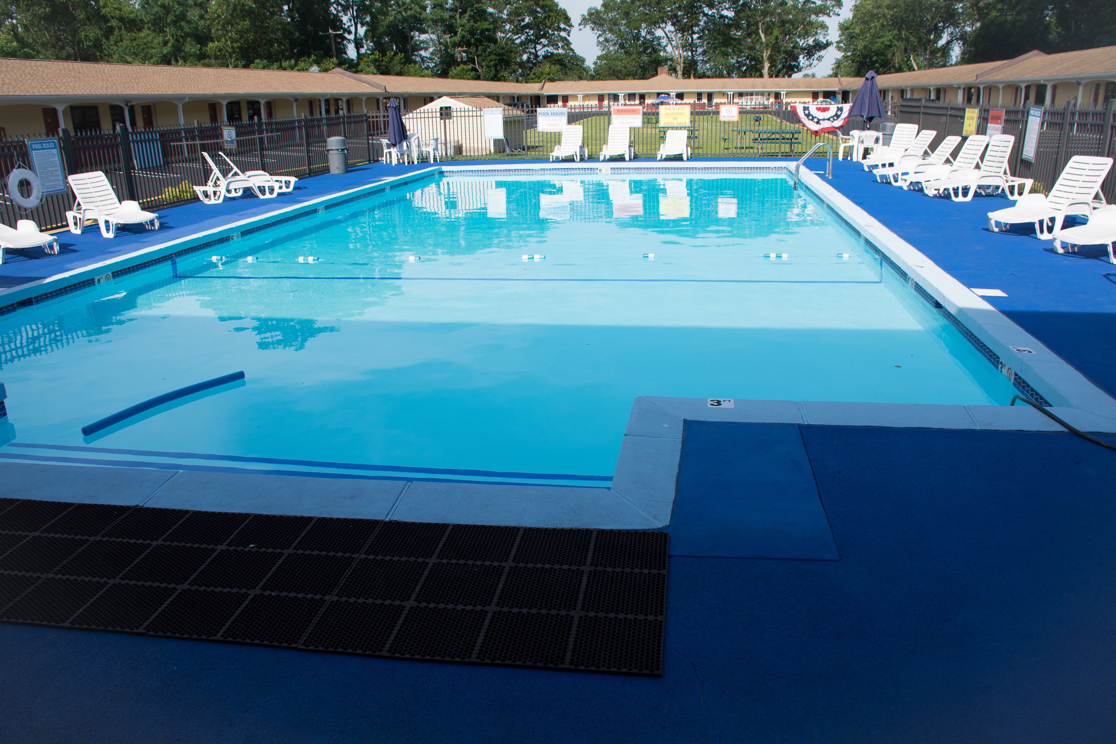 Una piscina al aire libre de temporada (de 09:00 a 19:00), sombrillas