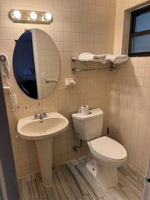Bathroom - Atlantic Inn & Suites near Belmar Beach (Belmar)