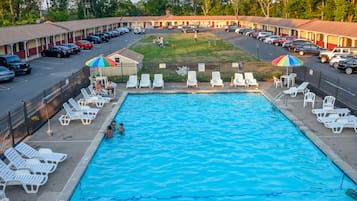 Piscina stagionale all'aperto, ombrelloni da piscina, lettini