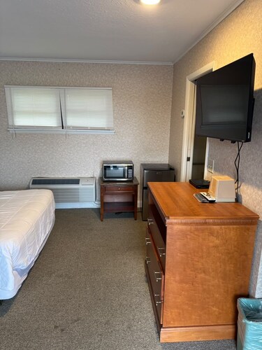 Atlantic Inn & Suites near Belmar Beach
