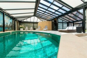 Una piscina techada, una piscina al aire libre