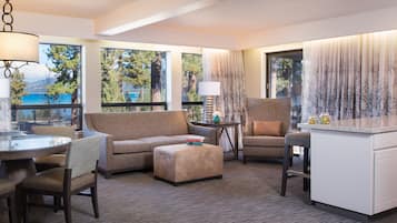 Suite – deluxe, 1 kingsize-seng | Blendingsgardiner, strykejern/-brett, wi-fi (inkludert) og sengetøy
