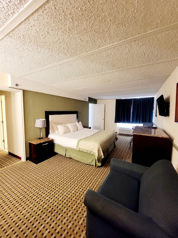 Suite, 1 King Bed | Down comforters, free WiFi, bed sheets