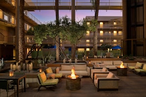 Courtyard - DoubleTree Suites by Hilton Phoenix (Phoenix)
