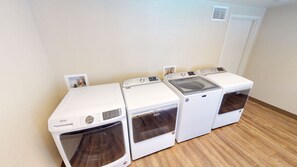 Laundry room - DoubleTree Suites by Hilton Phoenix (Phoenix)