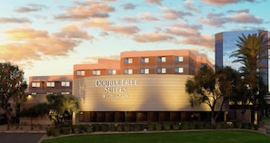 Un hôtel appelé « DoubleTree Suites by Hilton », doté d’une architecture moderne, se caractérisant par un toit plat et de nombreuses fenêtres.