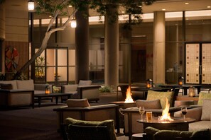 Courtyard - DoubleTree Suites by Hilton Phoenix (Phoenix)