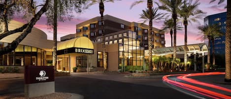 Un hotel de diseño moderno, con un restaurante destacado llamado 'Brix Kitchen Cocktails' y un letrero que indica 'DoubleTree by Hilton'.