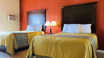 Habitación Deluxe, 2 camas de matrimonio, no fumadores | Escritorio, espacio para trabajar con un portátil, cortinas opacas