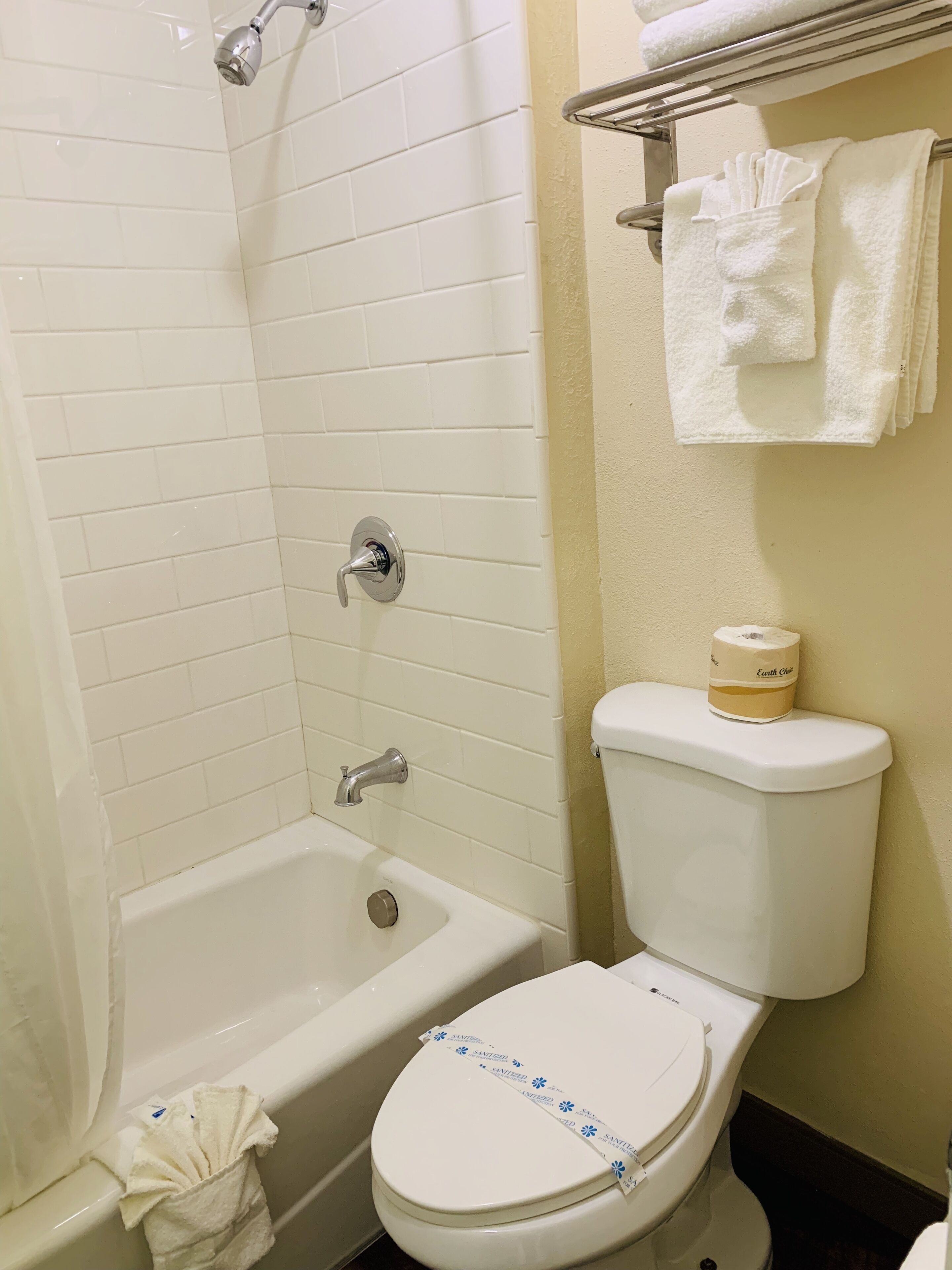 Un baño con bañera, inodoro y ducha.