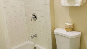 Un baño con bañera, inodoro y ducha.
