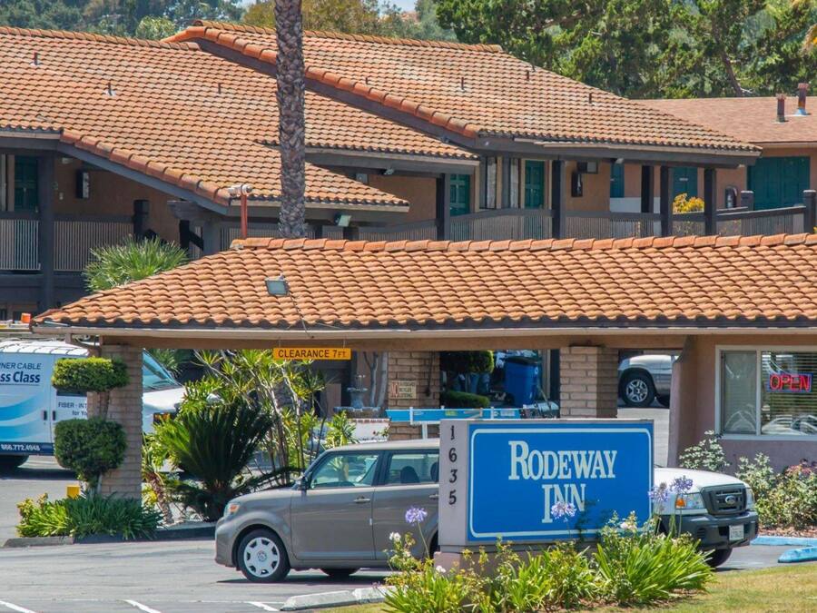 A motel with a clear sign indicating a 7ft clearance.