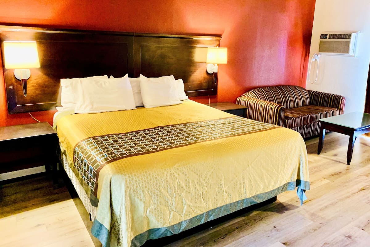 Standard, 1 King Bed, Non Smoking | Desk, laptop workspace, blackout drapes, iron/ironing board