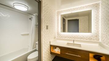 Combined shower/tub, free toiletries, hair dryer, towels