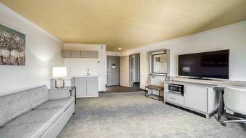 Suite, 1 King Bed | Room amenity