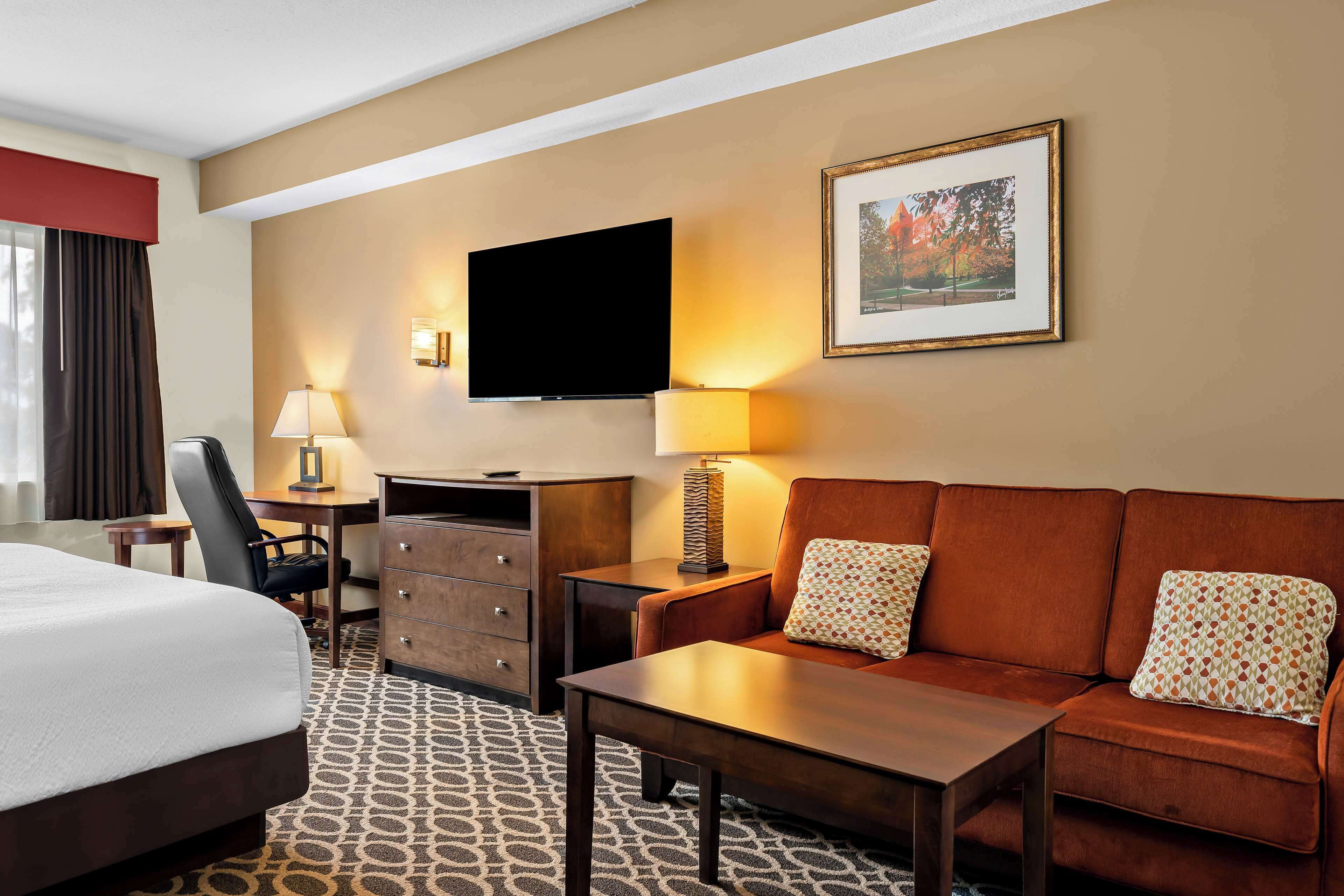 business room, 1 king bed, non smoking | desk, laptop workspace, iron/ironing board, rollaway beds