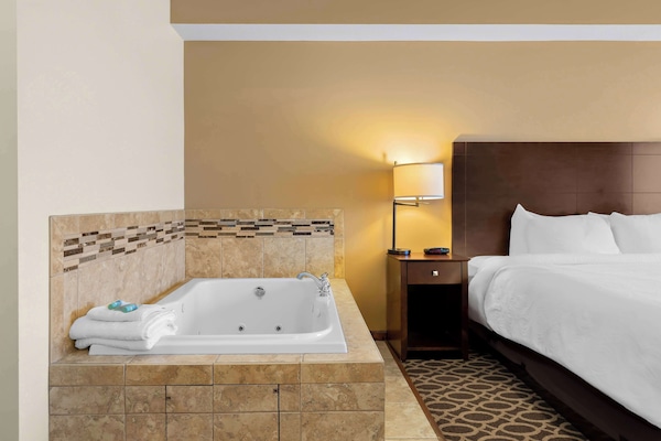 Business Room, 1 King Bed, Non Smoking, Jetted Tub | Desk, laptop workspace, iron/ironing board, rollaway beds