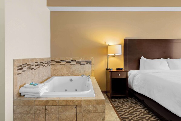 Business Room, 1 King Bed, Non Smoking, Jetted Tub | Desk, laptop workspace, iron/ironing board, rollaway beds