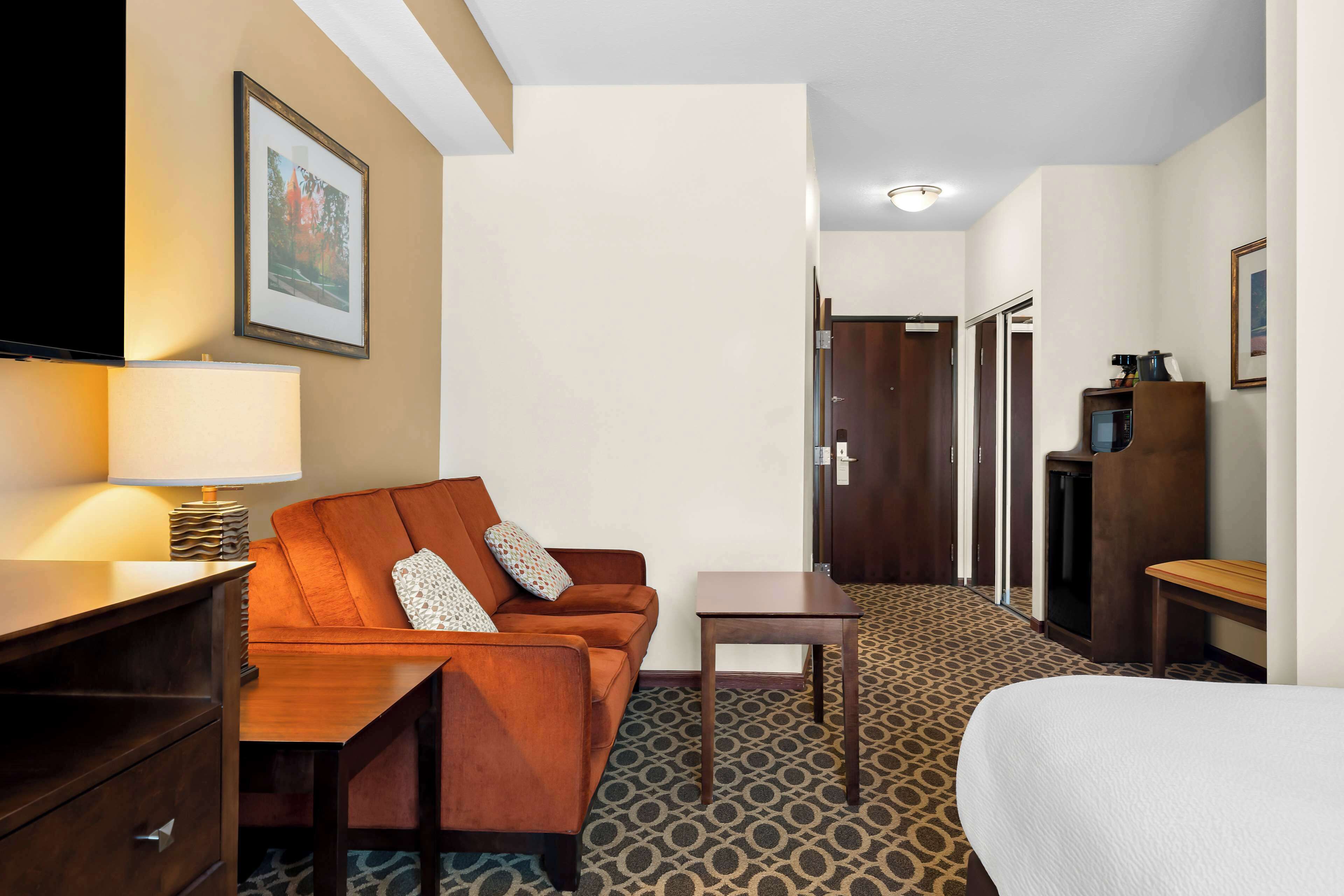 business room, 1 king bed, non smoking | desk, laptop workspace, iron/ironing board, rollaway beds