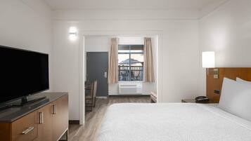 Studio suite, 1 kingsize bed, niet-roken | Een minibar, een bureau, een laptopwerkplek, verduisterende gordijnen