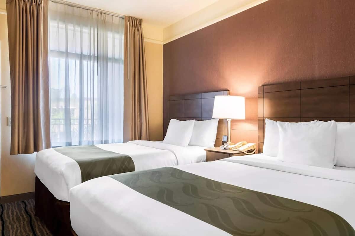 Minibar, escritorio y espacio para trabajar con laptop