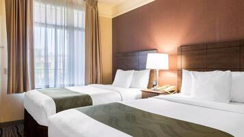 ميني بار ومكتب ومساحة عمل للكمبيوتر المحمول وستائر تعتيم