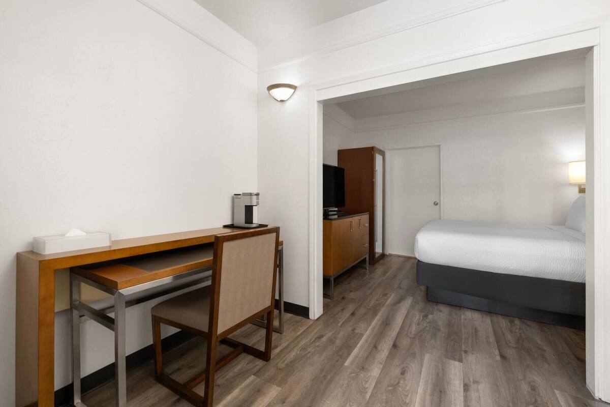 Een minibar, een bureau, een laptopwerkplek, verduisterende gordijnen